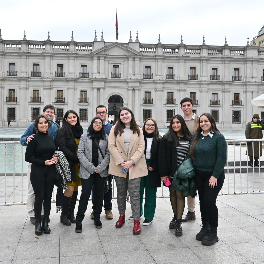 Estudiantes de Administración Pública UOH se adentraron a la historia en recorrido por La Moneda
