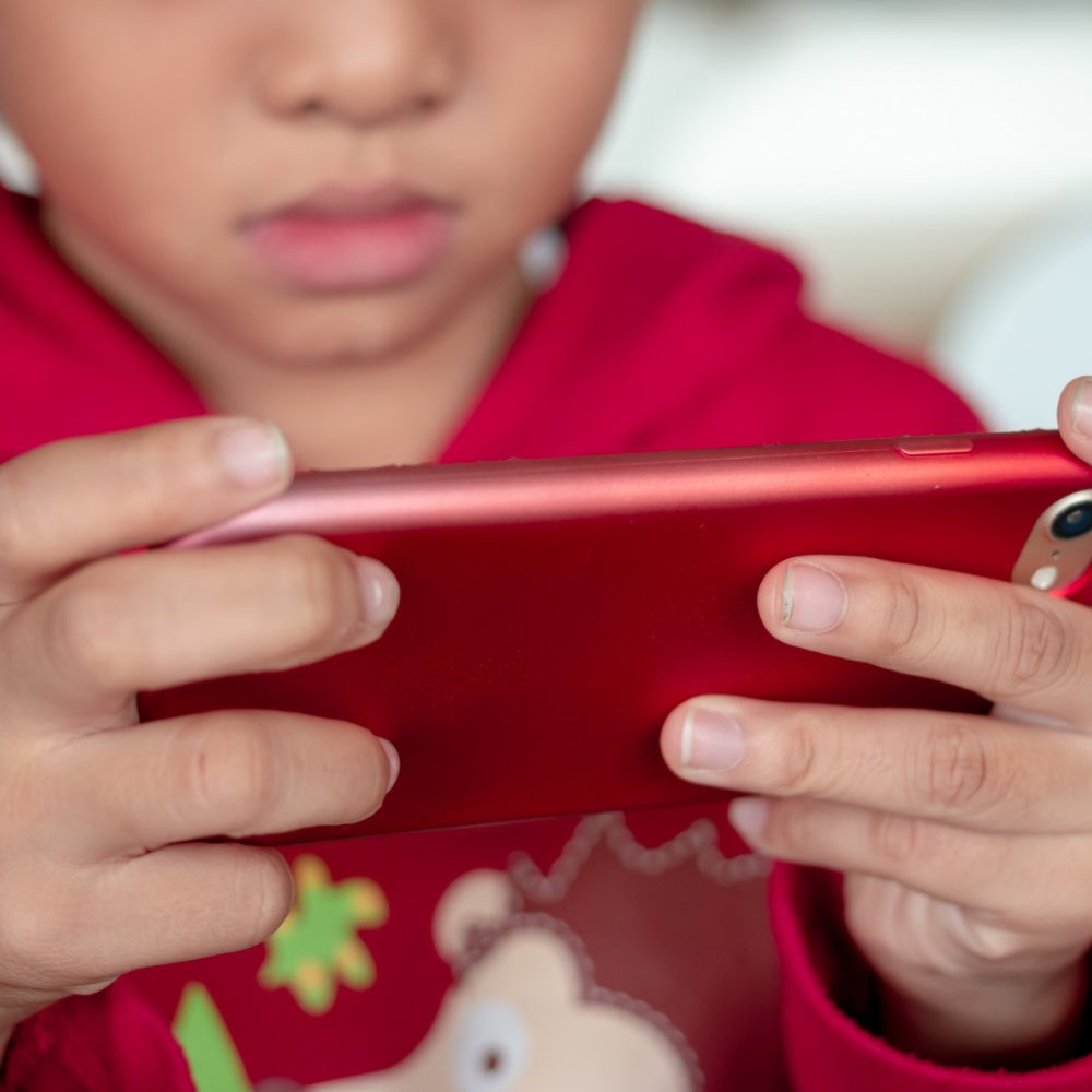 Regulación e impacto de las redes sociales en adolescentes: la discusión que sigue vigente