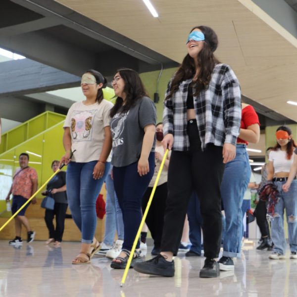 Estudiantes de Pedagogía en Educación Especial viven la experiencia de ponerse en el lugar de personas con discapacidad visual