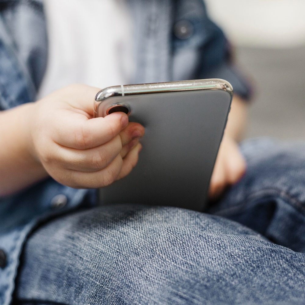 Regulación del uso de celulares en aulas: destacan beneficios para el aprendizaje y la conducta escolar