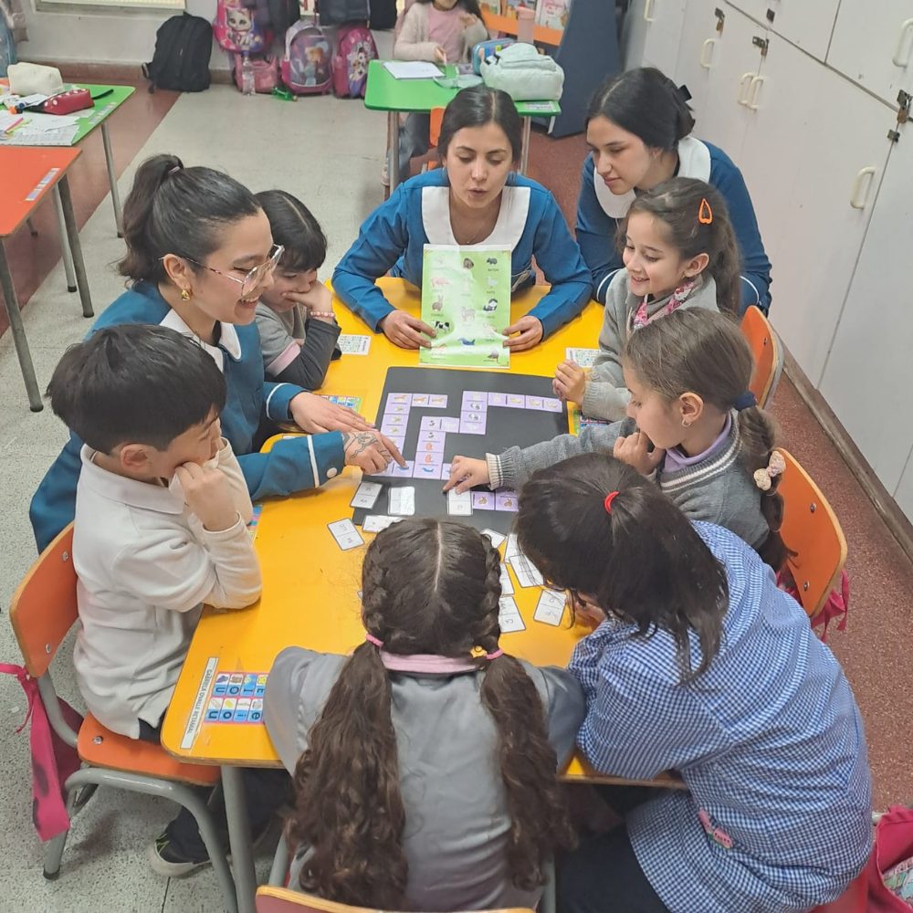 Estudiantes de Pedagogía en Educación Especial UOH conmemoran el Día Internacional de la Alfabetización con juegos educativos en Colegio Marcela Paz
