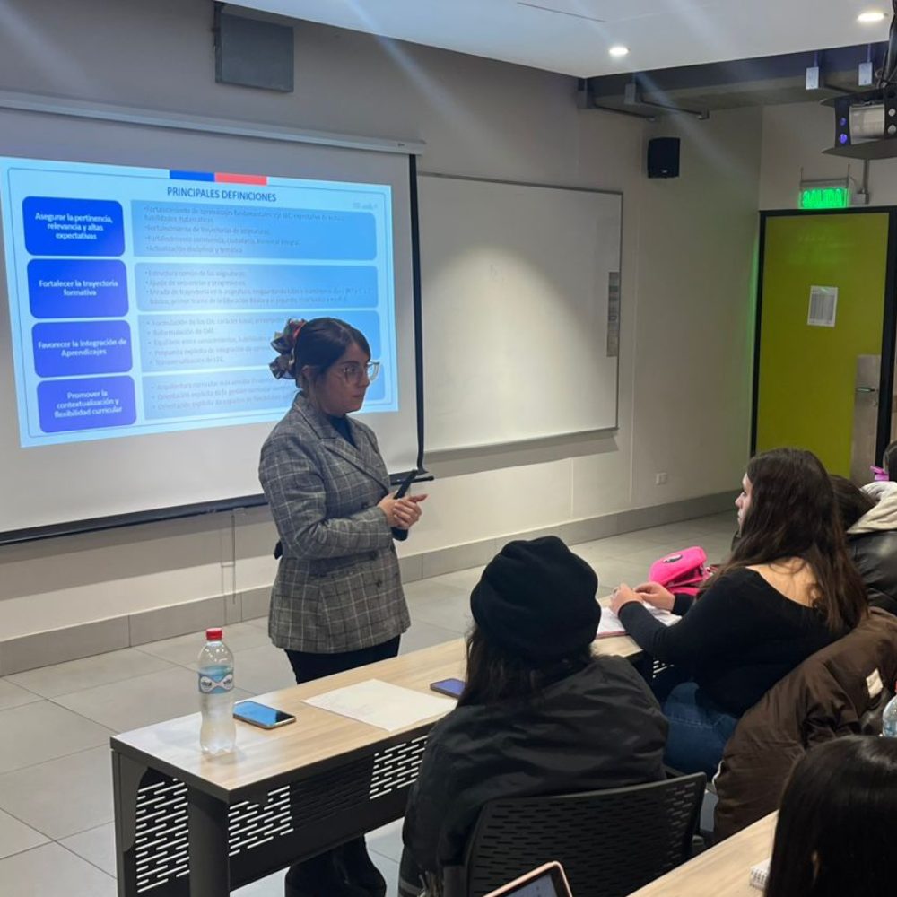 Vinculación con el sistema educativo: estudiantes UOH reflexionan sobre el currículum nacional junto a experta del Mineduc
