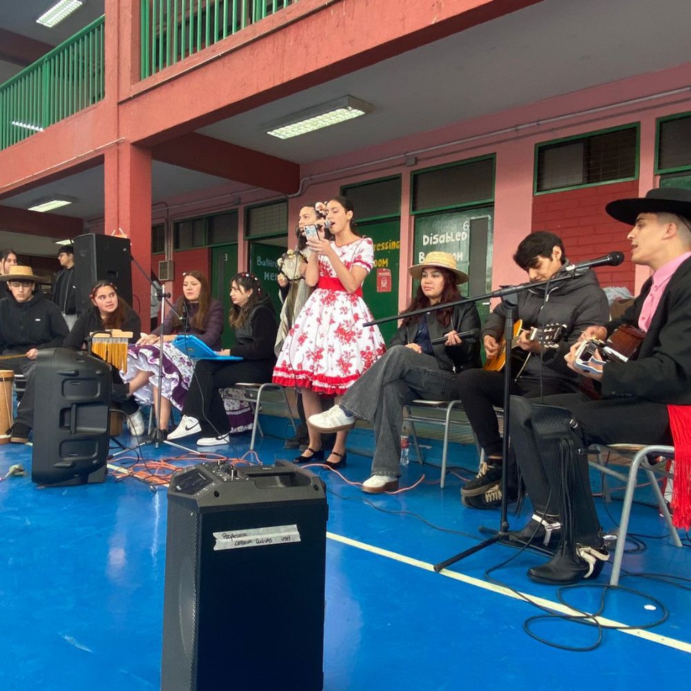 Formación en terreno: futuras/os docentes UOH aplican propuestas artísticas en colegio