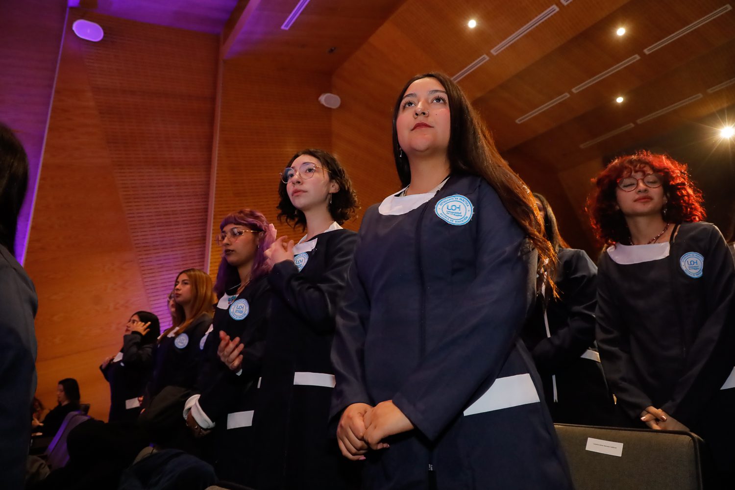 Más de 400 futuras/os docentes asumen su compromiso con la docencia en emotivas ceremonias de investidura