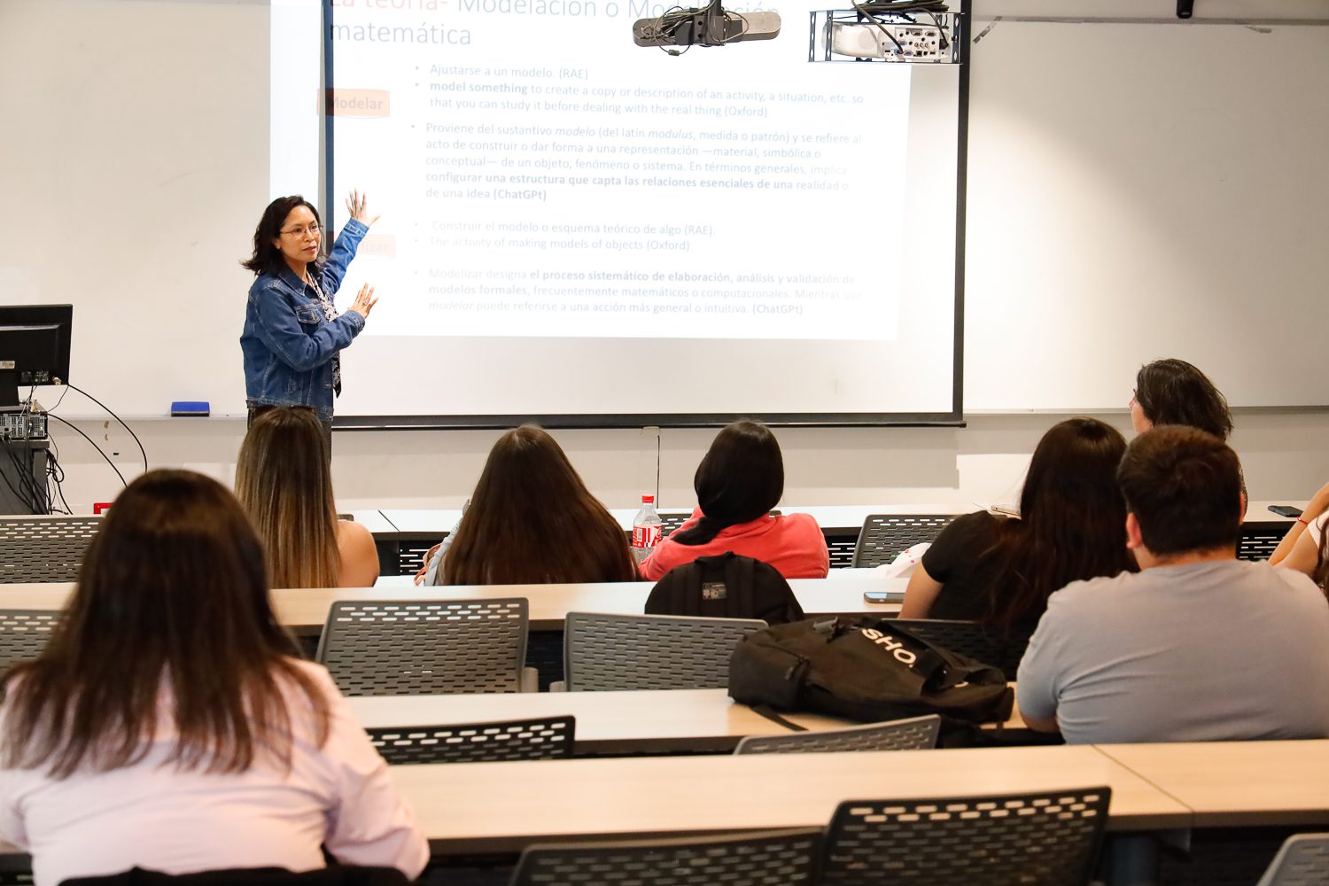 Conferencia abordó los desafíos de la modelación matemática en la formación inicial