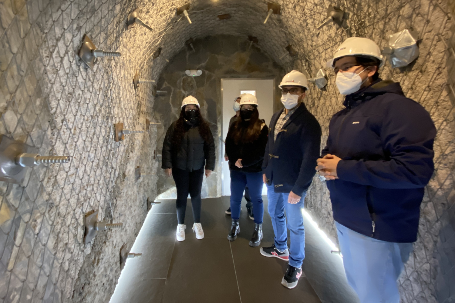 Estudiantes de Ingeniería Geológica visitaron empresa experta en sistemas de protección para la minería