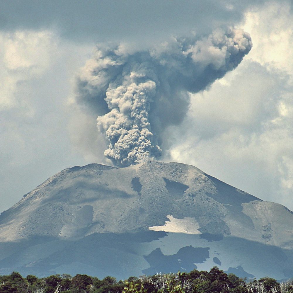Estudio bibliográfico busca destacar los aprendizajes sobre actividad volcánica reciente en los Andes del Sur