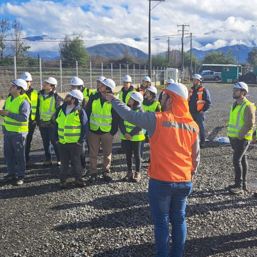 Estudiantes de Ingeniería UOH visitan el parque fotovoltaico Ayla Solar para comprender etapas de proyectos energéticos
