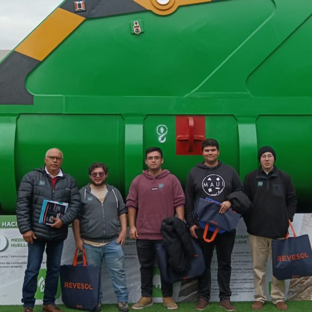 Estudiantes de carreras de Ingeniería interactúan con las innovaciones de Expomin 2025