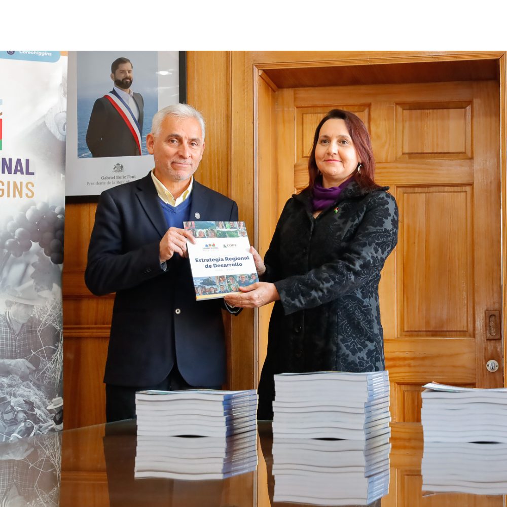 Rectora UOH entrega a Gobernador Pablo Silva el documento final de la Estrategia Regional de Desarrollo