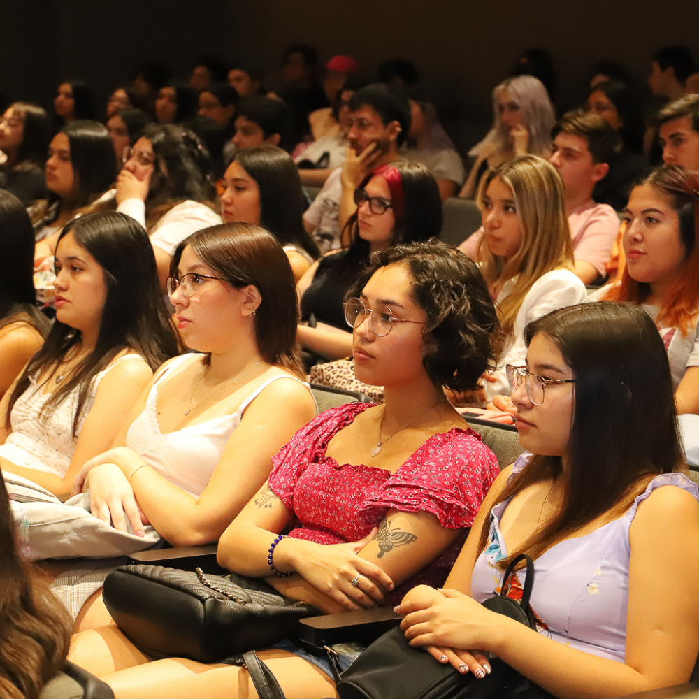 ¡Estamos felices!: Escuela de Salud valora crecimiento con nuevas carreras y da la bienvenida a sus estudiantes