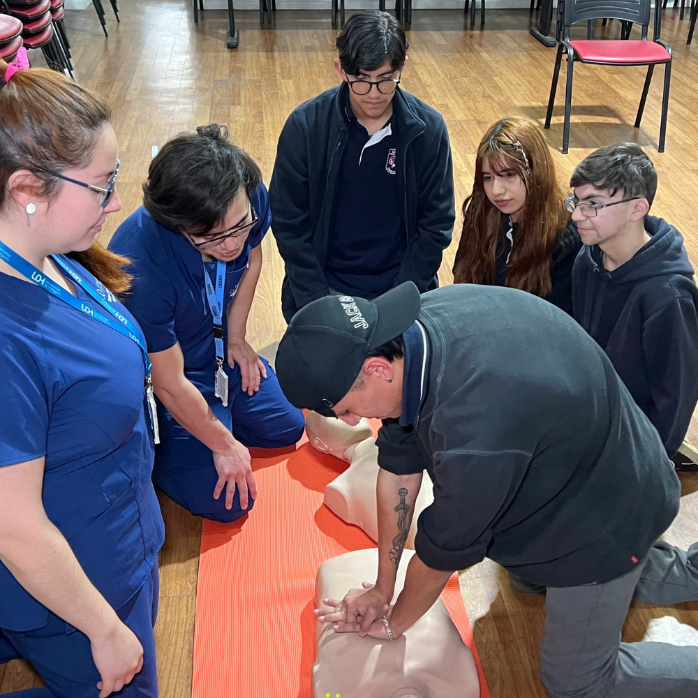 Estudiantes de Enfermería UOH realizan taller de RCP en Liceo Óscar Castro de Rancagua