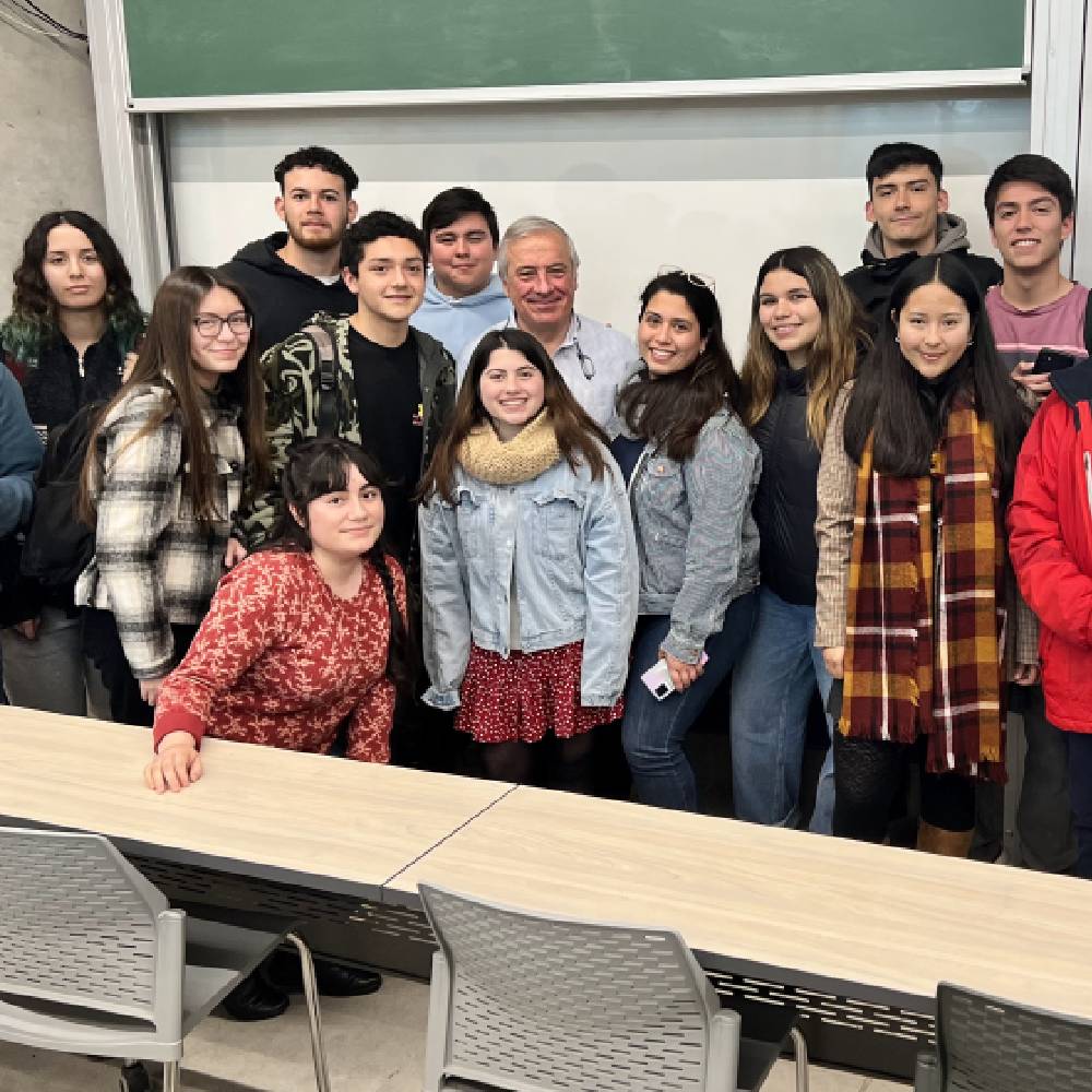 ExMinistro de Salud dictó charla a estudiantes de primer año de Medicina UOH