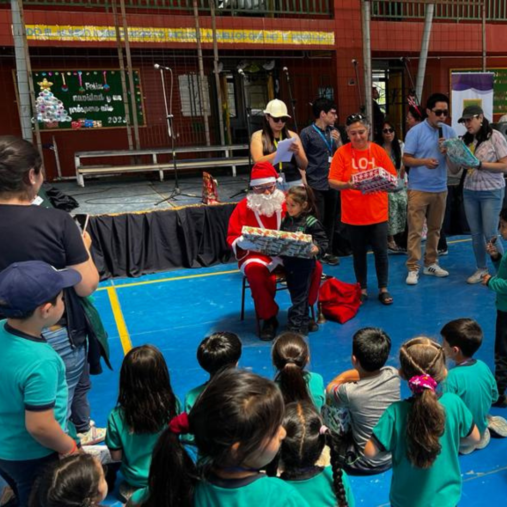 Funcionarios/as UOH llevaron la magia de la Navidad a Escuela Virginia Bravo de Chancón