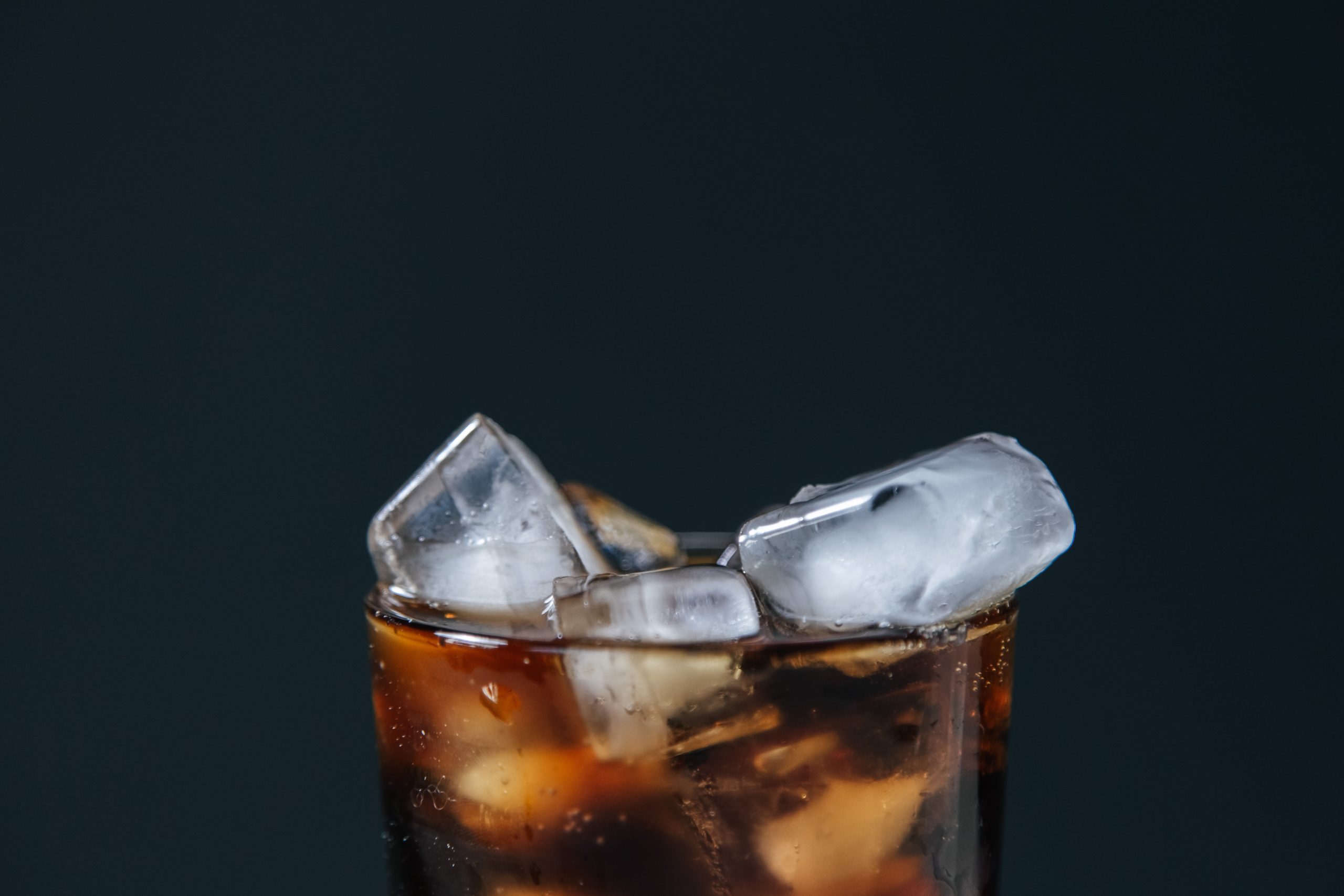 Consumo de bebidas azucaradas: Nutricionista advierte los riesgos de aumento de cáncer de colon