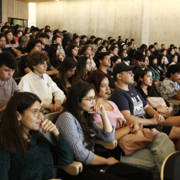 Estudiantes de primer año de Administración Pública participaron en conferencia internacional sobre su carrera