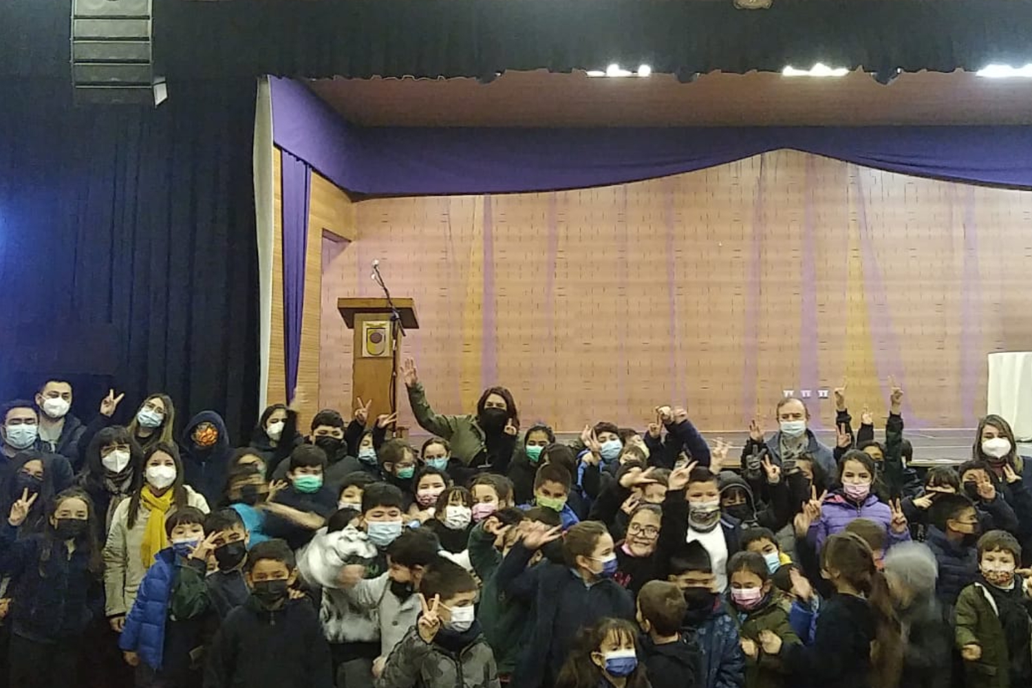 Estudiantes y docentes de la comunidad de Palmilla reciben charla sobre el Universo