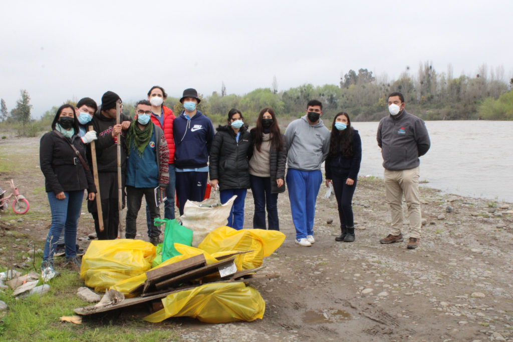 Alumnos/as de escuela de Pichidegua y PAR Explora trabajan en proyecto en ribera del río Cachapoal