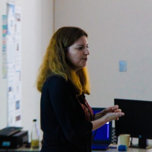 Académica de la Universidad de Viena dictó charla sobre la historia de las pruebas estandarizadas internacionales en Chile