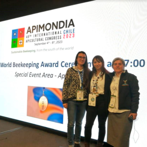 Tituladas UOH se presentaron en Congreso Internacional de Apicultura
