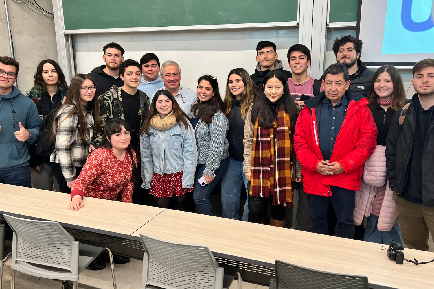 Clase del Dr. Jaime Mañalich a estudiantes de Medicina, de la Escuela de Salud UOH