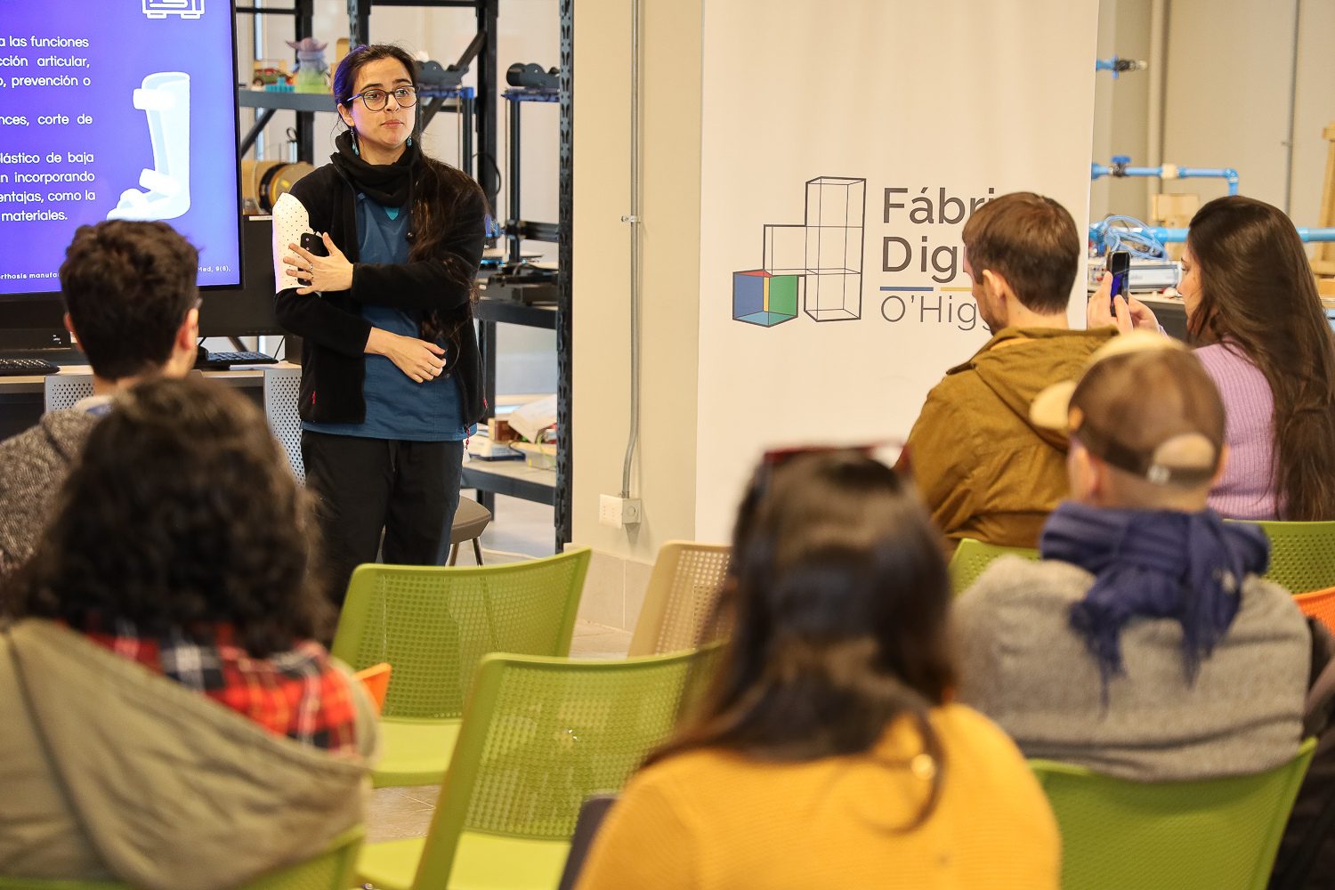 Esta semana, el tercer ciclo de Charlas STEAM: “Mujeres inspiradoras en tecnología e innovación”, enmarcado en el proyecto FIC “Transferencia: Fabricación digital para jóvenes makers”, tuvo como protagonistas a la docente Soledad Sánchez y a la terapeuta ocupacional Natalie Sotelo. El proyecto busca reducir las brechas de género mediante experiencias en educación maker, una estrategia que pretende acercar a jóvenes, especialmente a niñas y adolescentes, al mundo de la tecnología y la fabricación digital. Soledad Sánchez y Natalie Sotelo compartieron, con un grupo de estudiantes del Liceo Bicentenario Oscar Castro Zúñiga, sobre su experiencia en la aplicación de la impresión 3D para el diseño de soluciones terapéuticas. En un campo como la terapia ocupacional, donde la necesidad de herramientas personalizadas es constante, estas profesionales han logrado integrar tecnologías innovadoras para mejorar el bienestar de sus pacientes, destacando el impacto positivo de estas prácticas en la rehabilitación. La participación de las jóvenes estudiantes fue clave en esta charla, donde se exploraron las posibilidades que ofrece la impresión 3D en un contexto cotidiano y cercano. Para Javiera Orellana, alumna del liceo, la experiencia fue reveladora: “siento que la charla estuvo súper buena y que la tecnología ha avanzado mucho... ver cómo esta tecnología ha avanzado tanto al punto de que hicieron una prótesis más cómoda, más práctica, es increíble”. Además, la jornada contó con la presencia del consejero regional Germán Arenas, quien destacó la importancia de acercar estas tecnologías a las futuras generaciones, tanto en su formación profesional como en el beneficio que esto trae a la comunidad regional. Según Arenas, “fue muy importante participar, pudimos conocer la tecnología 3D aplicada a la órtesis, lo que permite aumentar el conocimiento en las y los estudiantes y realizar atenciones de mayor calidad”. El ciclo de charlas y las iniciativas asociadas al proyecto tienen como objetivo abrir espacios para que las jóvenes se familiaricen con el diseño y la fabricación digital, guiadas por modelos a seguir como Soledad Sánchez y Natalie Sotelo. A través de talleres, concursos y visitas a la Fábrica Digital O’Higgins, se promueve un enfoque que no solo incluye a las mujeres en la tecnología, sino que las pone en el centro como creadoras y líderes de innovación. Para Natalie Sotelo, ex estudiante de la Universidad de O’Higgins, esta oportunidad marcó un antes y un después en su carrera profesional: “la Universidad brinda herramientas que me permitieron adentrarme más fácil en este mundo de la impresión 3D”. A través de sus redes sociales, Sotelo ha compartido su conocimiento con colegas de todo el país, mostrando que estas nuevas tecnologías no solo son accesibles, sino también replicables en distintos entornos de salud. Soledad Sánchez, por su parte, destacó el impacto formativo de este proyecto en los estudiantes: “comenzamos con esta idea, para instaurar estas ganas de explorar la impresión 3D”. La colaboración con la Fábrica Digital de la UOH ha permitido que estudiantes y docentes trabajen juntos en el desarrollo de órtesis y otras soluciones tecnológicas adaptadas a las necesidades específicas de cada paciente, una iniciativa que ya está mostrando resultados tangibles en el campo laboral. Este tipo de iniciativas son un paso significativo para acortar la brecha de género en tecnología, brindando a las jóvenes la inspiración y las herramientas necesarias para liderar en un futuro que está marcado por la innovación.