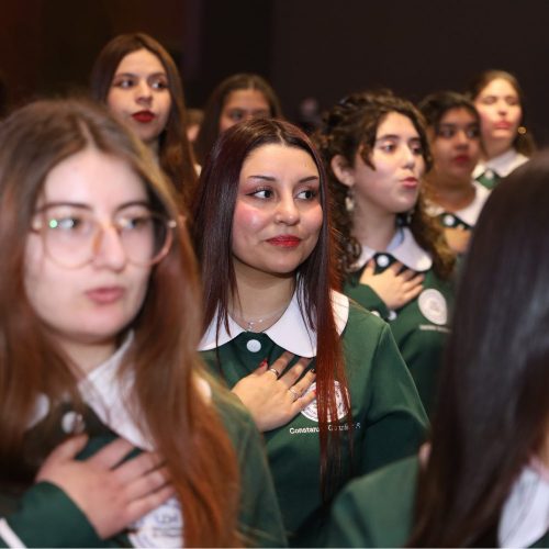 395 estudiantes de pedagogía inician su trayectoria profesional con emotiva investidura