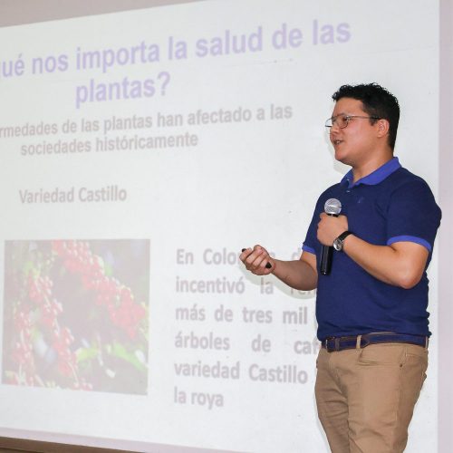 Seminario destacó rol de los carotenoides en la inmunidad vegetal del cerezo y su potencial en el control de enfermedades bacterianas