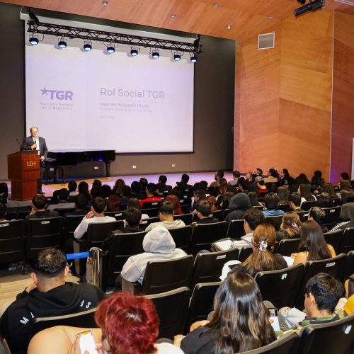 Charla magistral del Tesorero General de la República fortalece formación académica de estudiantes UOH