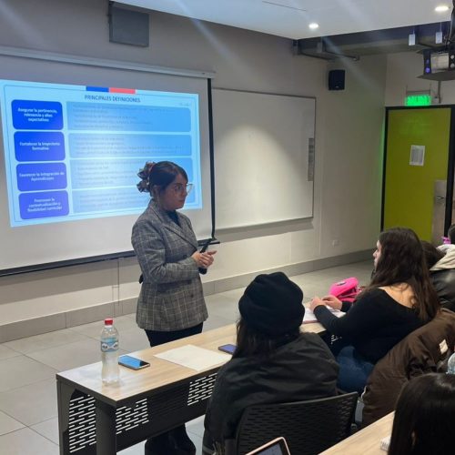 Vinculación con el sistema educativo: estudiantes UOH reflexionan sobre el currículum nacional junto a experta del Mineduc