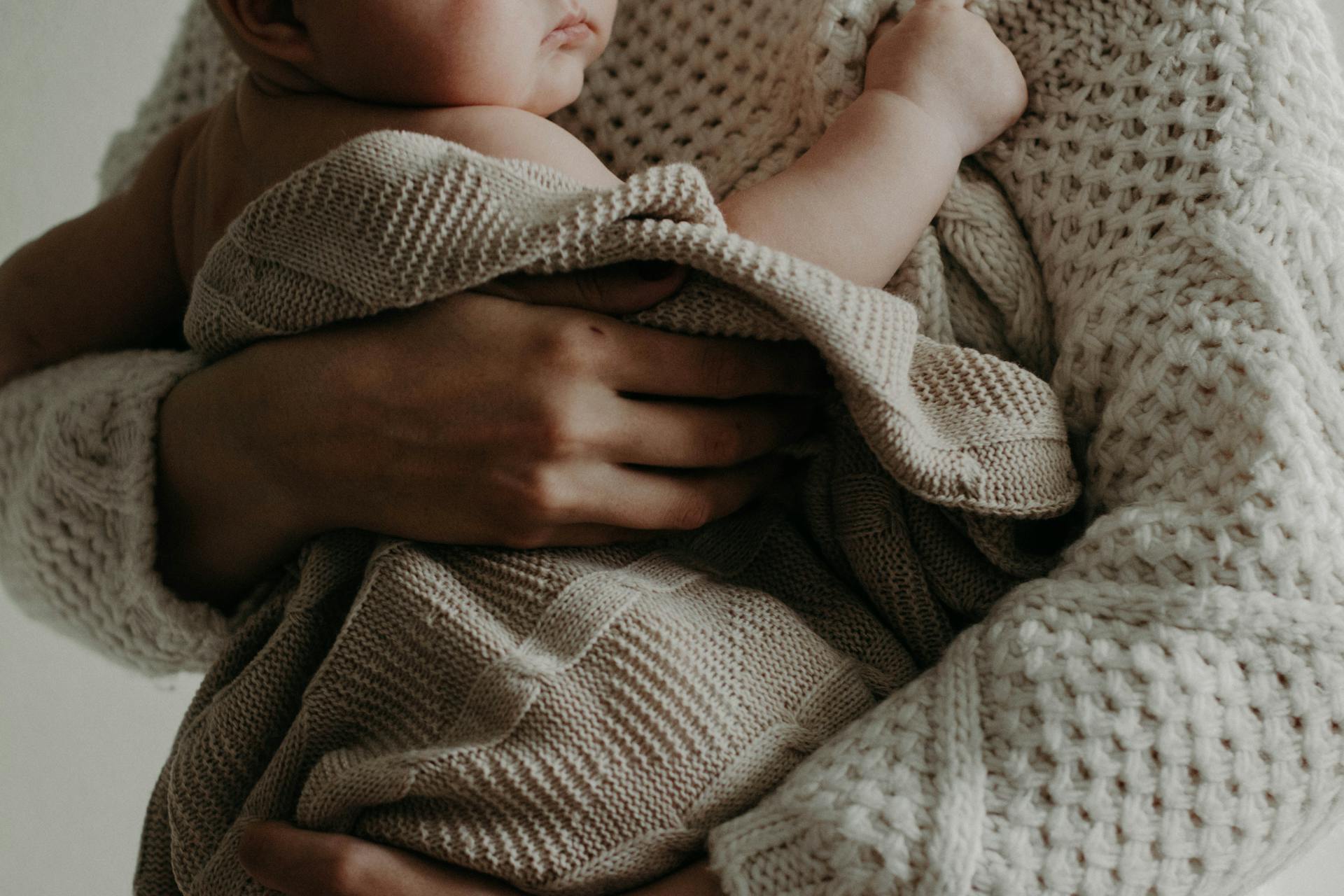 La Tasa Global de Fecundidad, que entrega cada año el Instituto Nacional de Estadísticas (INE), informó en 2022 que la cifra nacional de nacimientos había llegado a 1,25 hijos/as por mujer y, de acuerdo con datos provisionales de 2023, ese valor se redujo a 1,16, una de las cifras más bajas en la historia del país. Eso se suma a que, si bien los nacimientos el año 2022 aumentaron -con respecto a 2021- producto del “efecto rebote” que generó la pandemia del Covid, en 2023 volvieron a disminuir. Pía Rodríguez Garrido, investigadora adjunta del Instituto de Ciencias de la Salud de la Universidad de O’Higgins (UOH), explica que ese pronunciado descenso en la tasa de natalidad en Chile, no puede entenderse simplemente como un cambio de preferencias individuales. “Se trata de un fenómeno complejo, multifactorial, y profundamente enraizado en transformaciones estructurales de tipo económico, sociocultural y político”. La experta aclara que entre las causas más relevantes destacan los cambios socioculturales, “particularmente el mayor acceso de las mujeres a la Educación Superior y al mercado laboral —demandas históricas de los movimientos feministas—, lo que ha llevado a postergar o reducir el número de hijos/as”. Agrega que esta conquista de autonomía, sin embargo, ha tenido lugar en un sistema que no ha logrado garantizar políticas efectivas de conciliación laboral y familiar. “La inexistencia de una red pública robusta de cuidados, como salas cunas accesibles o permisos parentales igualitarios, refuerza la idea de que criar en Chile es una tarea individualizada y altamente costosa, material y emocionalmente, sobre todo, para las mujeres”, destaca la investigadora UOH. Incertidumbre económica La Dra. Rodríguez señala que la incertidumbre económica es otro factor central. “El aumento sostenido del costo de la vida, la precarización laboral y los niveles de endeudamiento estructural que afectan a las familias chilenas, desincentivan la decisión de tener hijos. A esto se suman transformaciones culturales profundas: hoy existe una mayor valoración de los proyectos personales y profesionales sobre la maternidad tradicional, resignificando el lugar de la familia y su organización en los proyectos de vida”. Asimismo, detalla que el acceso a métodos anticonceptivos modernos y gratuitos, en el marco de una política de salud pública que reconoce los derechos sexuales y reproductivos, ha permitido una mayor planificación familiar. “No obstante y paradójicamente, este logro se enfrenta a un ecosistema urbano adverso para las infancias. Ejemplo de ello, ha sido la urbanización masiva, los espacios reducidos -como los guetos verticales de Santiago centro- y la carencia de áreas verdes, que hacen que criar en las ciudades sea cada vez más inhóspito. Sumado a ello, se vislumbra un fenómeno demográfico de fondo: el envejecimiento poblacional, que no sólo reduce la tasa de nacimientos de manera natural, sino que demanda replantear, cómo concebimos la infancia en una sociedad cada vez más adultocentrada”. Aumento de natalidad extranjera A diferencia de lo que ocurre con las familias chilenas, los nacimientos de madres extranjeras en Chile ha incrementado, de acuerdo con cifras del INE. En 2017 el 6,9% de los nacidos tenía como madre a una mujer de origen extranjero, mientras que en 2022 ese valor aumentó a 18,9%. De 35.864 nacidos vivos en 2022, un 20,3% fue de madres venezolanas, seguidas por peruanas (10,6%) y haitianas (10,0%). Respecto a este aumento de la natalidad entre mujeres extranjeras, la investigadora asegura que es fundamental no caer en explicaciones reduccionistas. “Entre los factores destacan los contextos culturales de origen, donde los patrones de natalidad son tradicionalmente más altos que los chilenos. La migración hacia Chile representa, para muchas, una oportunidad de acceder a mejores condiciones socioeconómicas, estabilidad, y mejores servicios de salud sexual y reproductiva -particularmente para la gestación y el parto-, lo que incentiva la construcción de proyectos familiares”, explica. Agrega que, desde una perspectiva demográfica, “el aumento de nacimientos de madres migrantes puede mitigar el envejecimiento poblacional, diversificar la sociedad y dinamizar la economía. Pero si este proceso no es acompañado por políticas de integración intercultural profundas, corre el riesgo de reforzar tensiones sociales y desigualdades estructurales”. Incentivos Para la experta, en este escenario previamente analizado, las políticas públicas no pueden reducirse a incentivos económicos aislados. “Se necesita una estrategia de Estado que articule la creación de una red pública de cuidados sólida y universal; políticas de conciliación laboral efectivas, que incluyan permisos parentales extendidos y corresponsables; garantías para una crianza digna en entornos urbanos amigables y accesibles; políticas migratorias basadas en la interculturalidad, el respeto de derechos y la promoción de ciudadanía plena”, detalla. Por último, añade que la caída de la natalidad no es el problema en sí mismo: “es el síntoma de un modelo social que hace inviable la reproducción de la vida en condiciones dignas. Más que pedir a las mujeres que tengan más hijos, deberíamos preguntarnos: ¿en qué condiciones les estamos pidiendo maternar? Y ¿qué tipo de sociedad pretendemos construir?”.