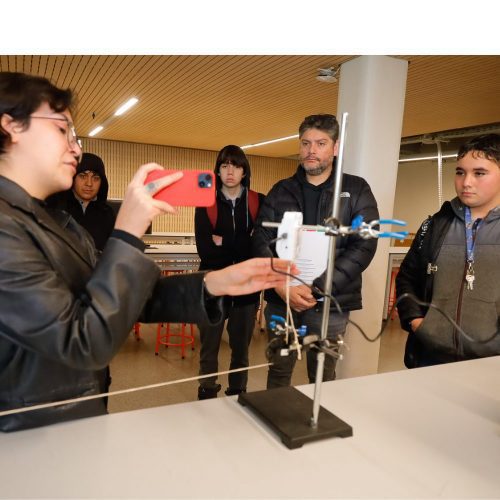 Explorando la ingeniería: estudiantes del Liceo Industrial Ernesto Pinto Lagarrigue recorren laboratorios de la UOH