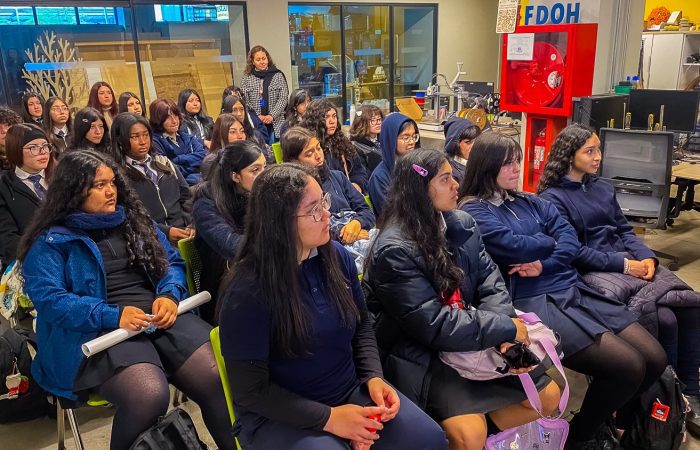 "It's not fake, soy buena en esto y lo sé”: La charla que inspiró a jóvenes del Liceo Ernesto Pinto Lagarrigue de Rancagua