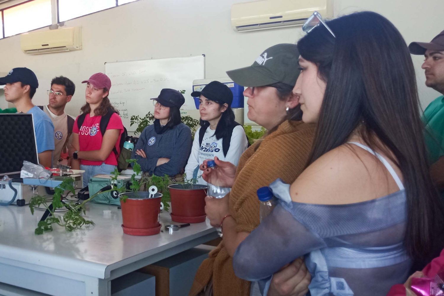 Ingeniería Agronómica afianza su vínculo con la investigación regional en visita al Centro INIA Rayentué
