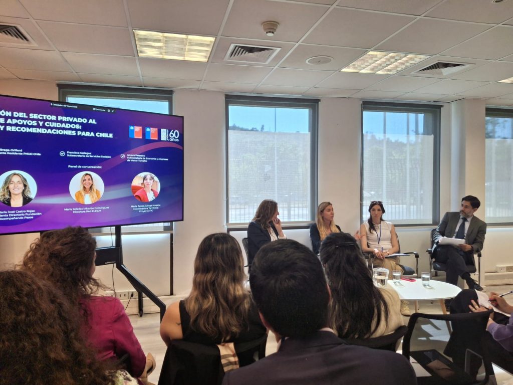 PHOTO-2025-10-13-17-34-46 Proyecto FIC Poteciaᵗ participa en conversatorio sobre sistema de cuidados