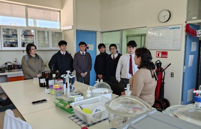 Escolares del Instituto Regional Federico Errázuriz de Santa Cruz exploran la ciencia ambiental en la UOH