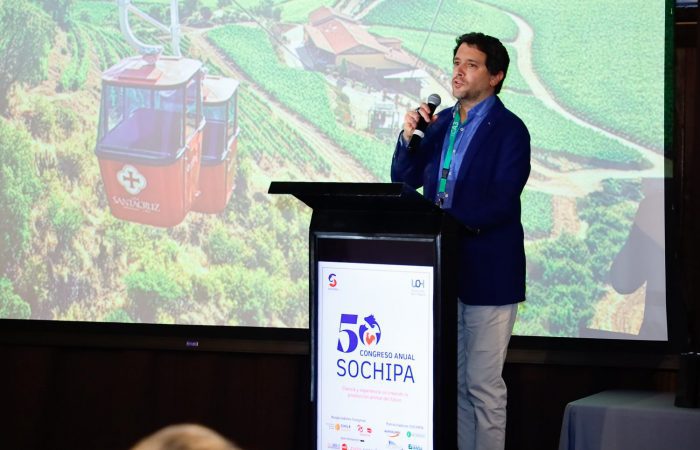 SOCHIPA - Día 1-64 Congreso Sochipa Los investigadores agregaron que este 50° aniversario permitió reflexionar sobre el futuro del sector, pues “expertas y expertos nos invitaron a cuestionar paradigmas, repensar estrategias y situar la ciencia como eje para la toma de decisiones responsables. El desafío es seguir fortaleciendo redes, innovando y formando nuevas generaciones. La ciencia avanza cuando la comunidad se mantiene unida y activa”. Finalmente, agradecieron a las empresas, patrocinadores y a la Universidad de O’Higgins por hacer posible esta edición conmemorativa.