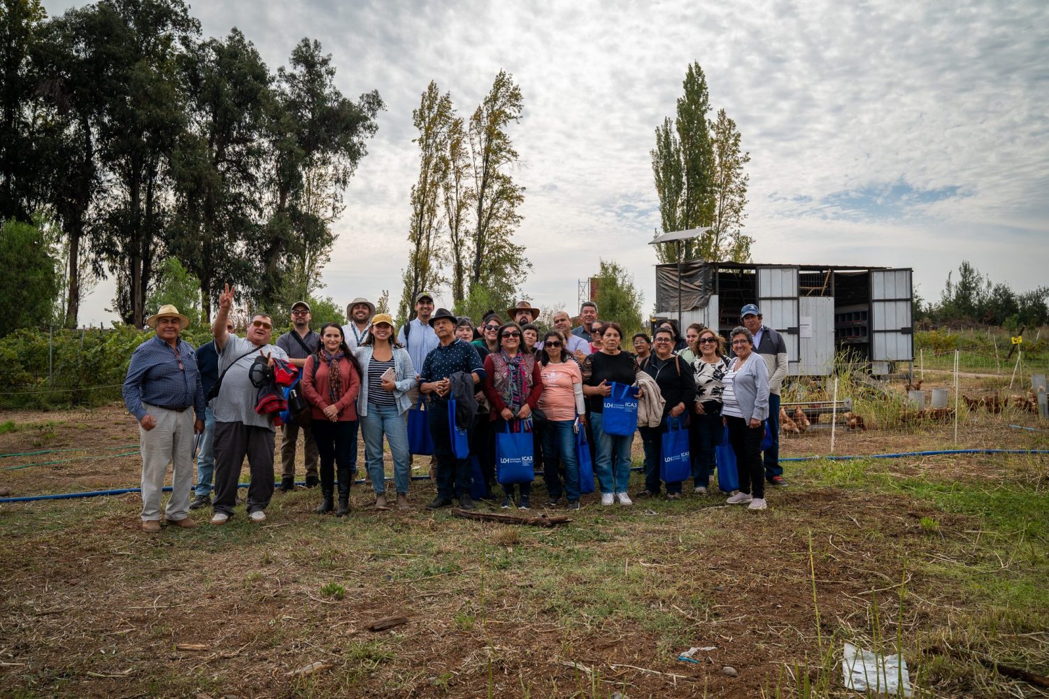 Productores avícolas de O’Higgins visitan innovador sistema de gallinero móvil en Pirque