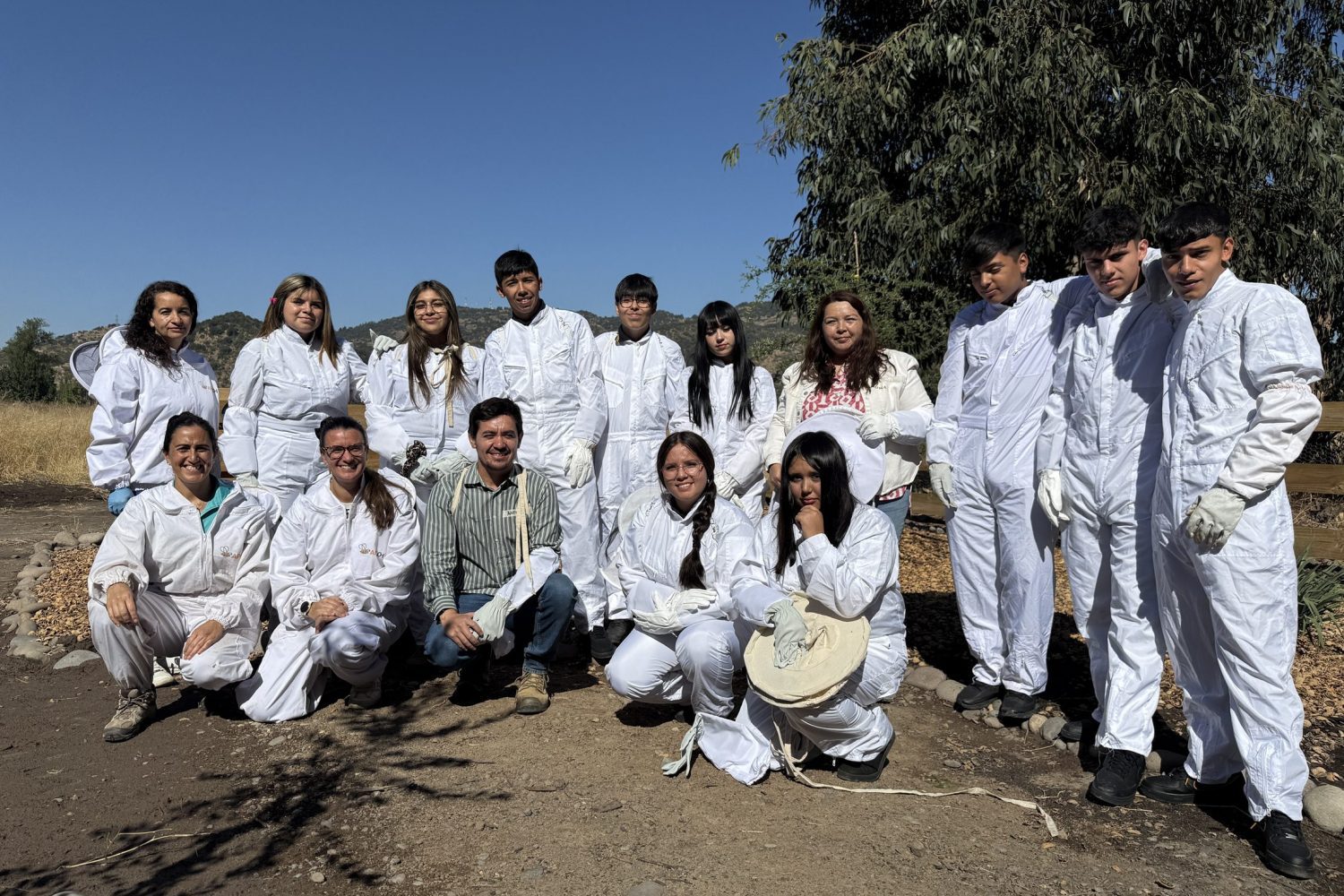 UOH recibe a alumnos de la Escuela Agrícola Cristo Obrero en su laboratorio y apiario