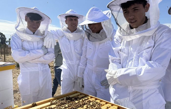 UOH recibe a alumnos de la Escuela Agrícola Cristo Obrero en su laboratorio y apiario