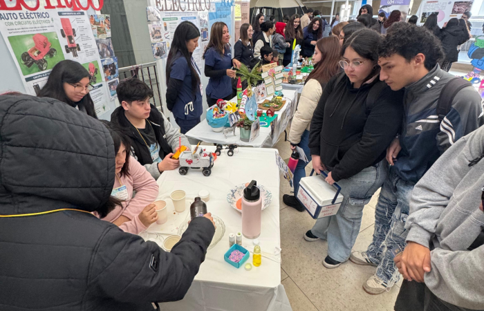 Estudiantes de Pedagogía en Educación Básica y Pedagogía en Ciencias Naturales llevaron experiencias científicas a feria del Aula Hospitalaria en Rancagua