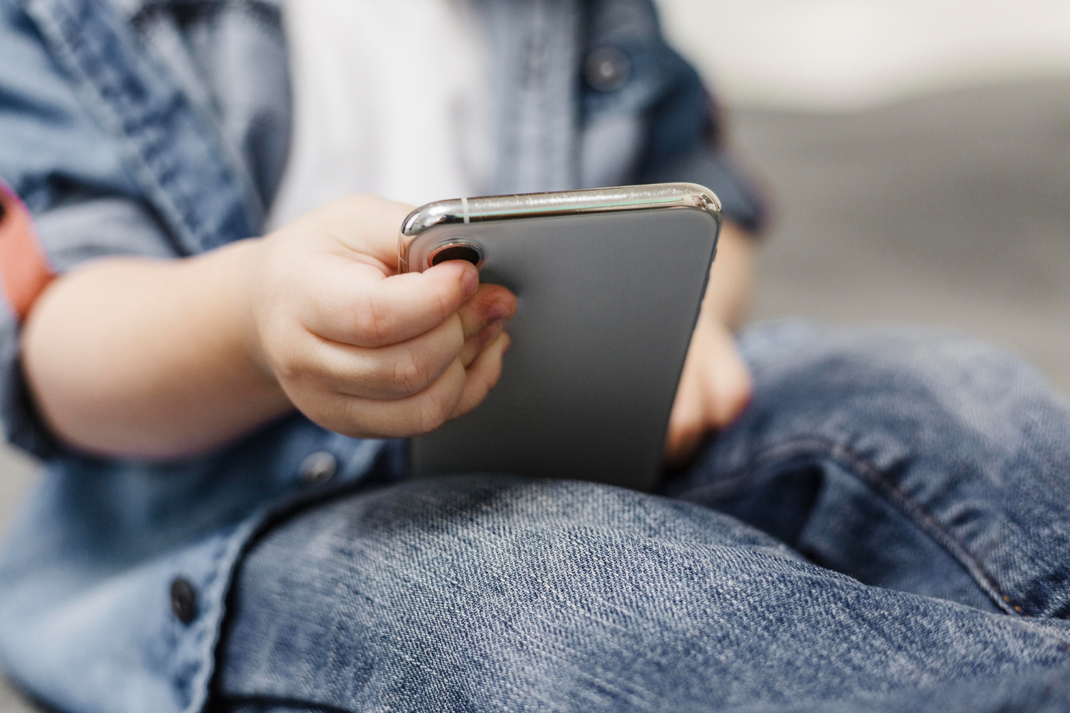 Humanos y algoritmos: interacciones que afectan la salud mental de los chilenos