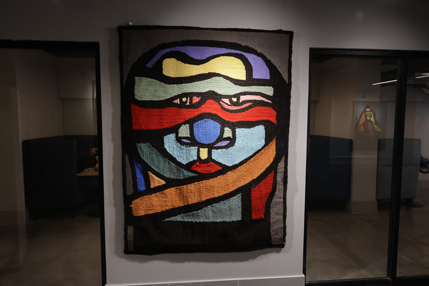 Vínculo, arte y memoria: UOH inaugura muestra textil inspirada en obras del reconocido muralista Mono González
