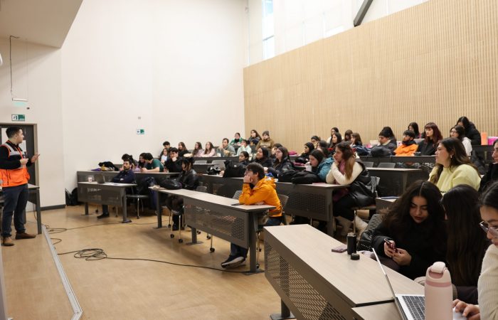 Escuela de Educación UOH y Senapred capacitan a futuras/os docentes en gestión del riesgo y seguridad escolar