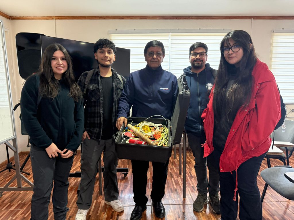 Estudiantes de Ingeniería Civil Geológica fortalecen su formación con capacitación de Sernageomin (2)
