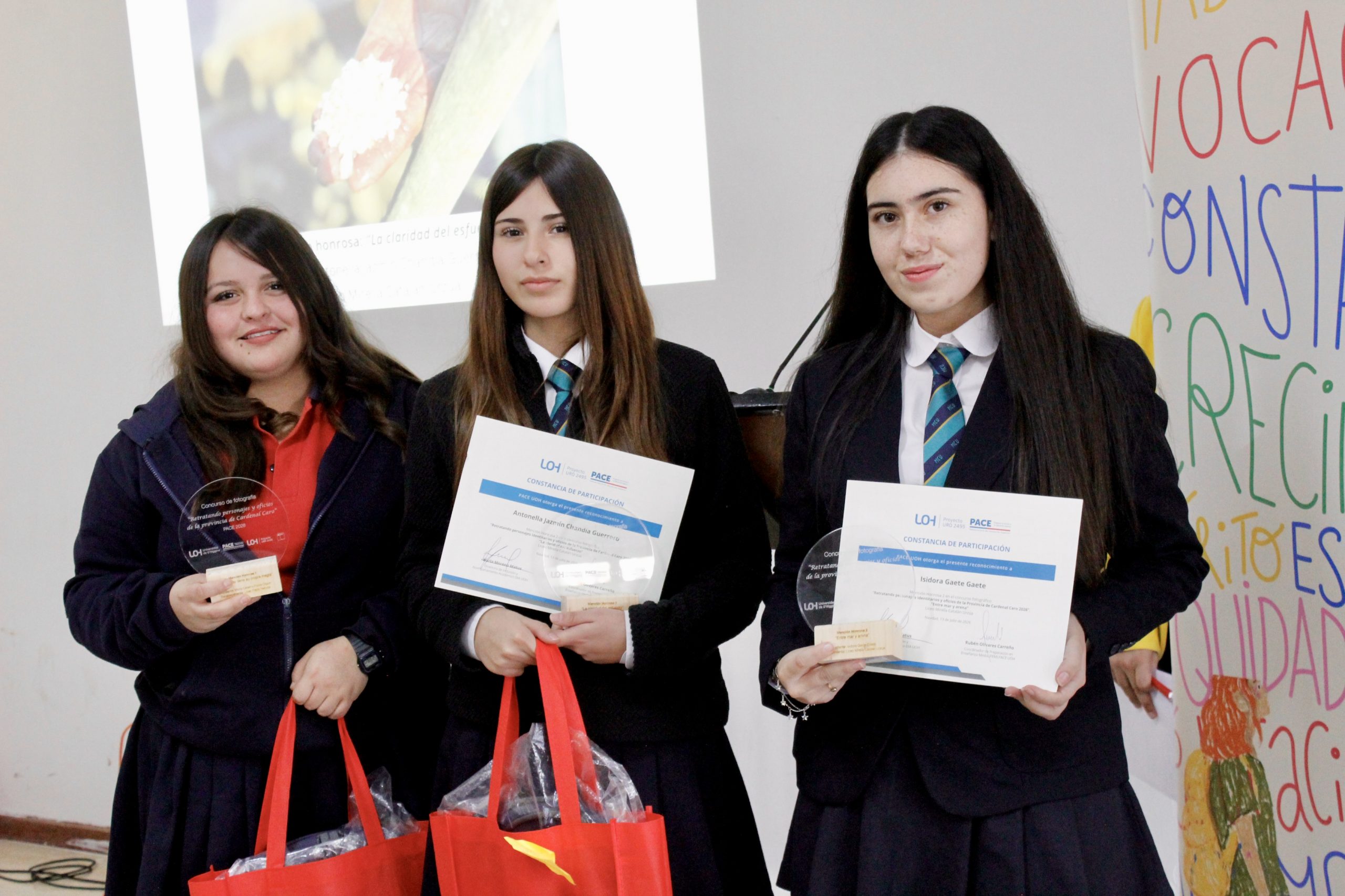 Estudiante que capturó recolección del cochayuyo gana el concurso de fotografía del PACE UOH