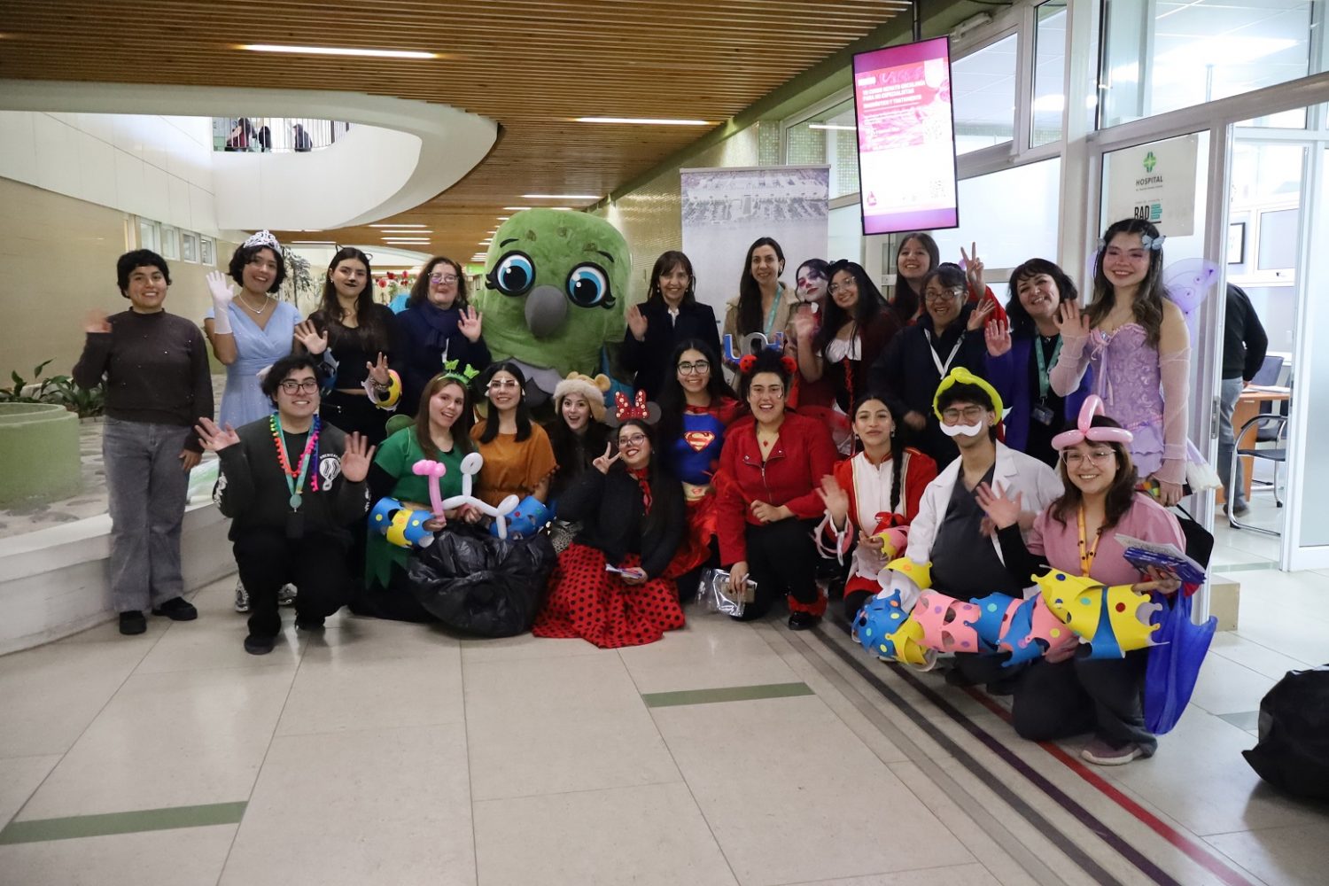 1.1 Escuela de Salud UOH celebra el Día del Niño con recorrido estudiantil en Hospital Regional de Rancagua