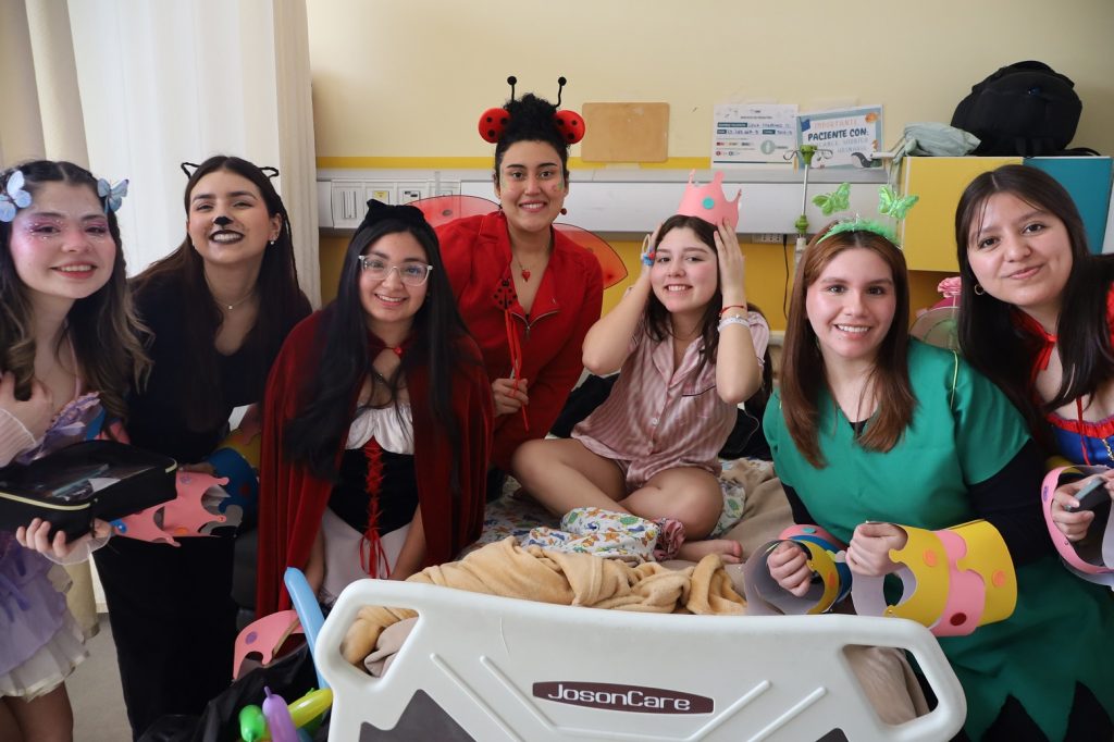 3 (2) Escuela de Salud UOH celebra el Día del Niño con recorrido estudiantil en Hospital Regional de Rancagua
