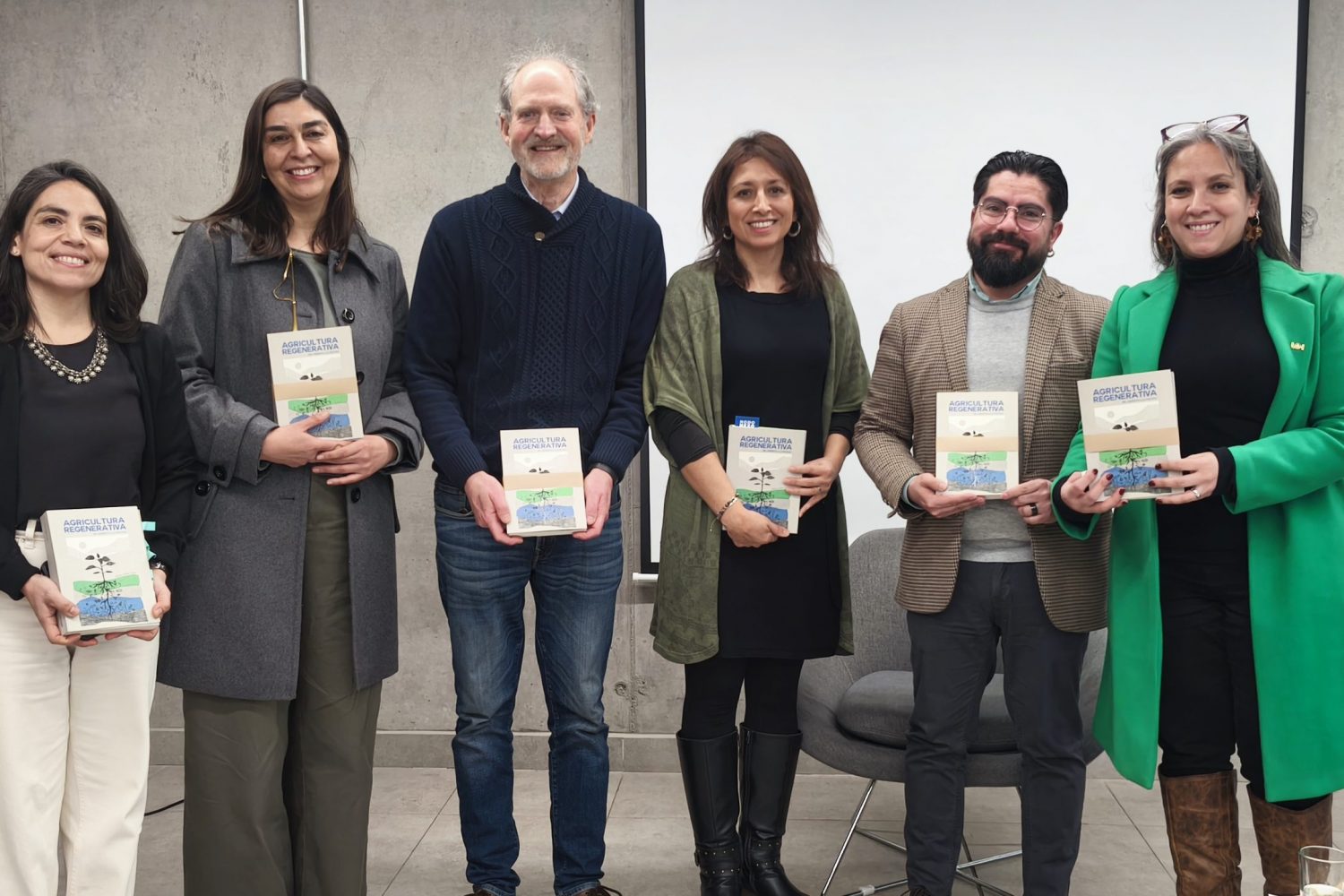 Presentan el libro “Agricultura Regenerativa: Del concepto a la práctica” del agrónomo Jaime Jullian Pope en la UOH