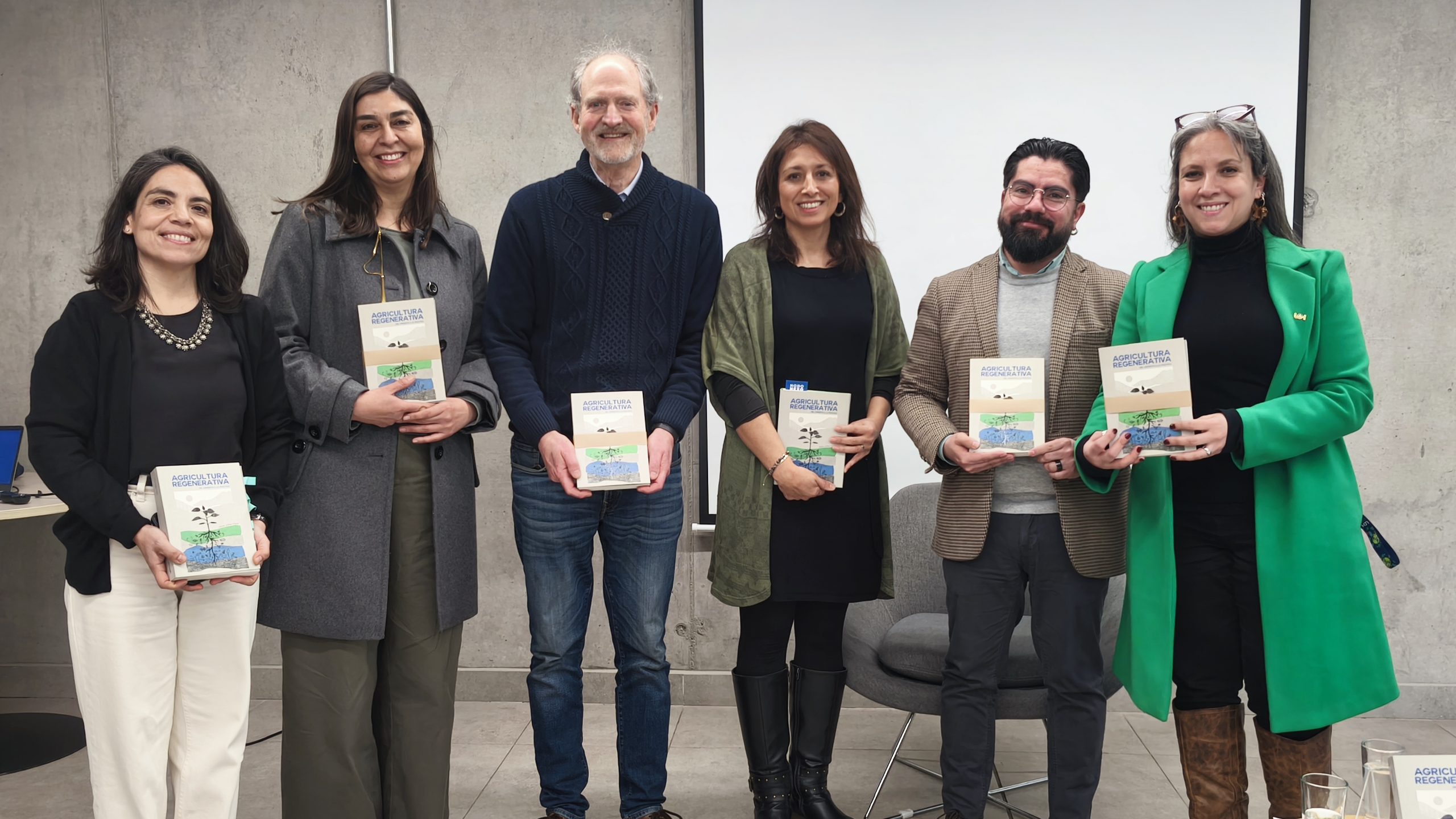 Presentan el libro “Agricultura Regenerativa: Del concepto a la práctica” del agrónomo Jaime Jullian Pope en la UOH